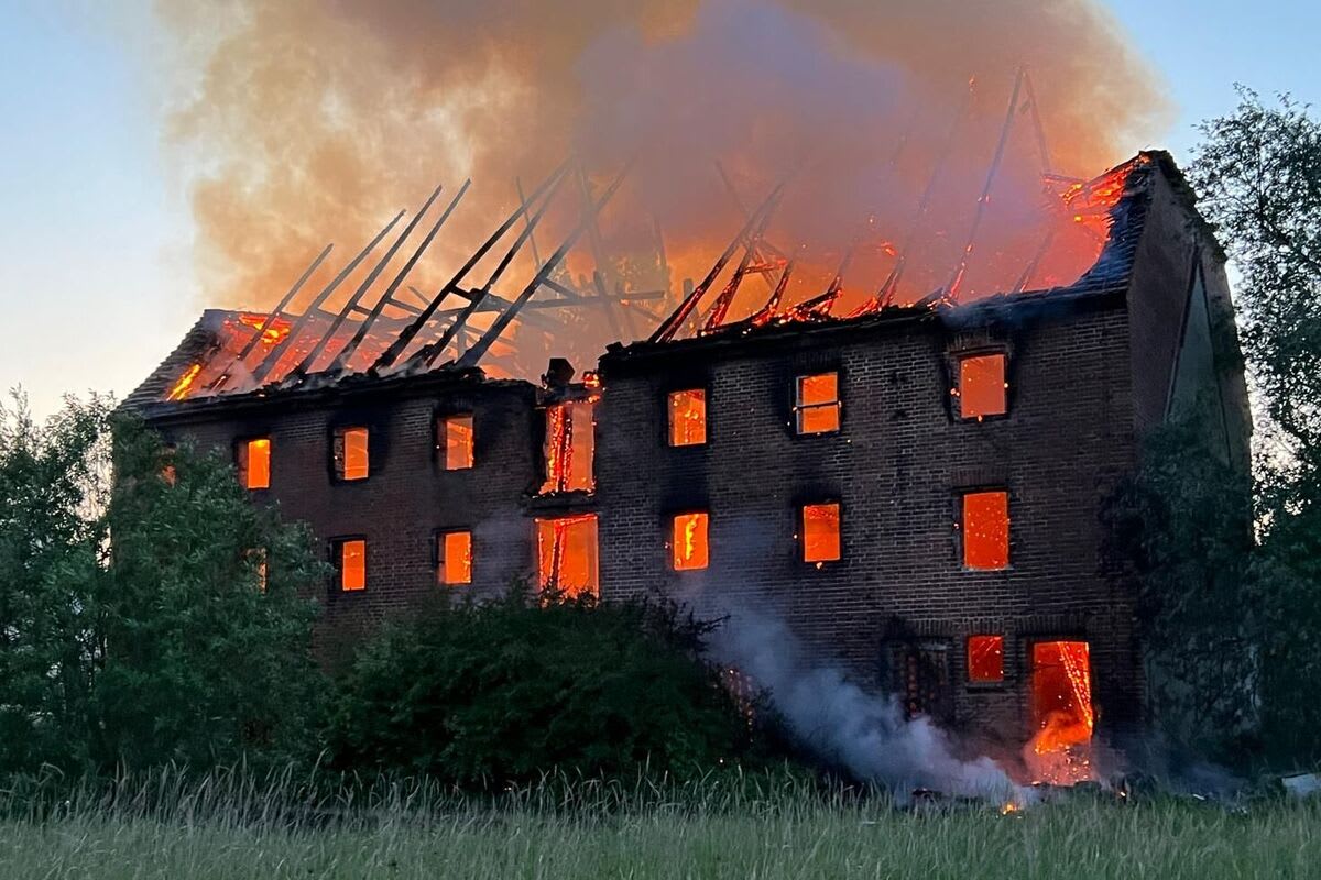 Basepohl - Leerstehendes Gebäude in Flammen