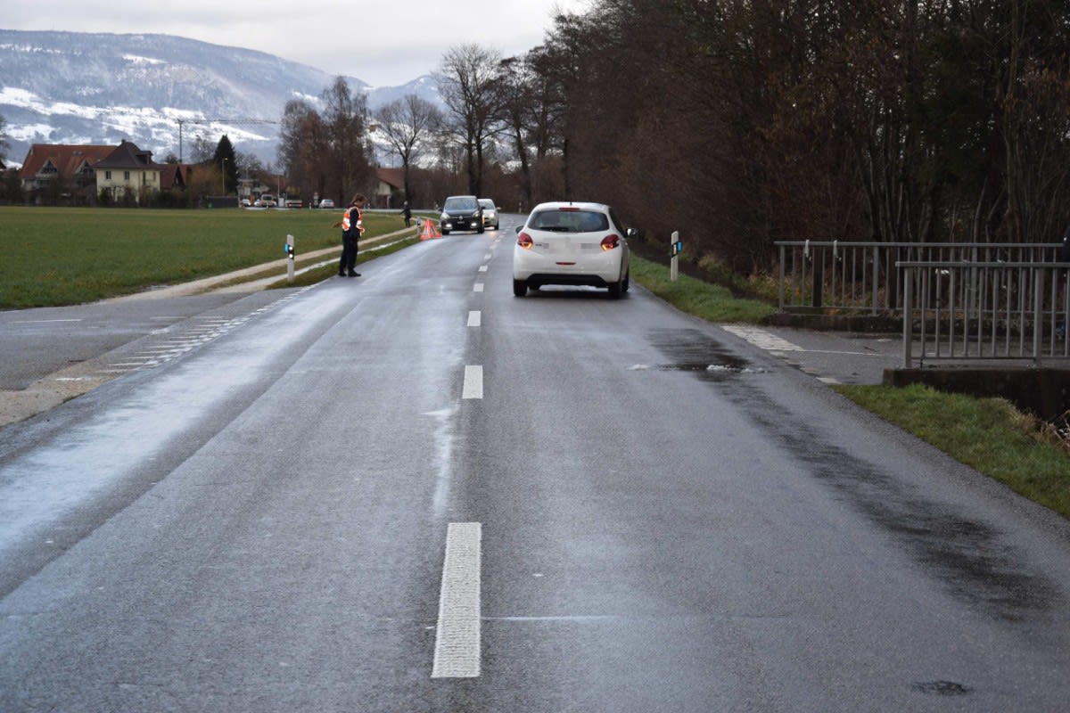 Oekingen SO - Mofalenker von Auto erfasst und in Bach geschleudert