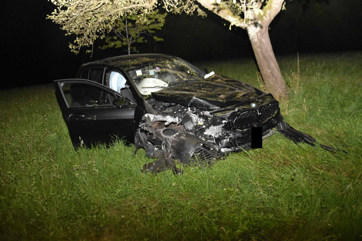 Walterswil SO – Auto kollidiert mit Trafostation