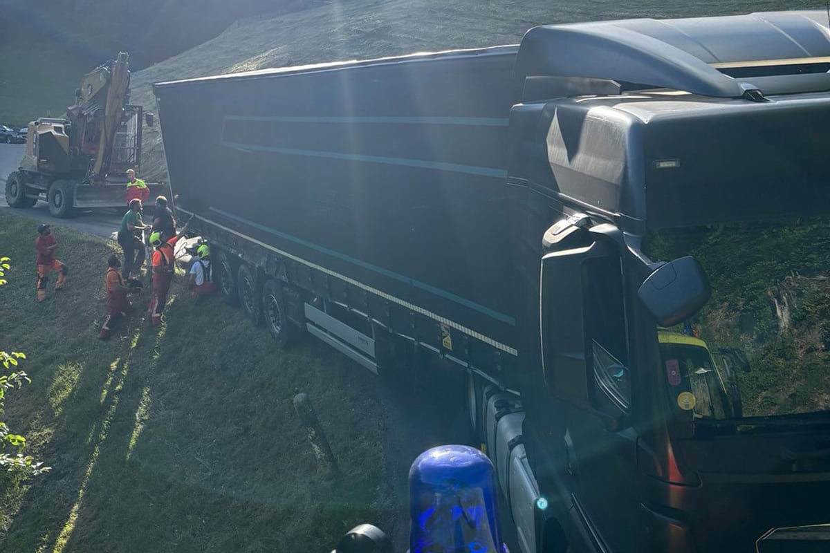 Grüsch GR – Sattelschlepper bleibt auf Bergstrasse stecken
