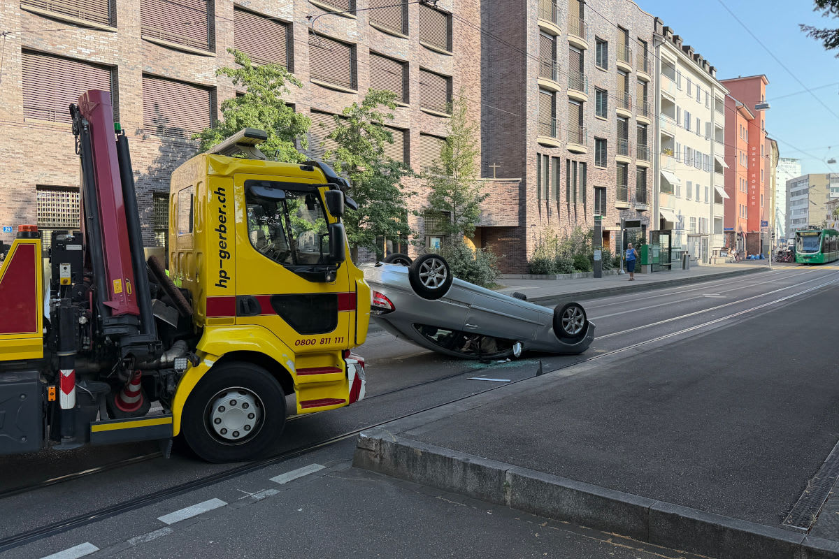 Unfall in Basel – Auto überschlägt sich und landet auf dem Dach