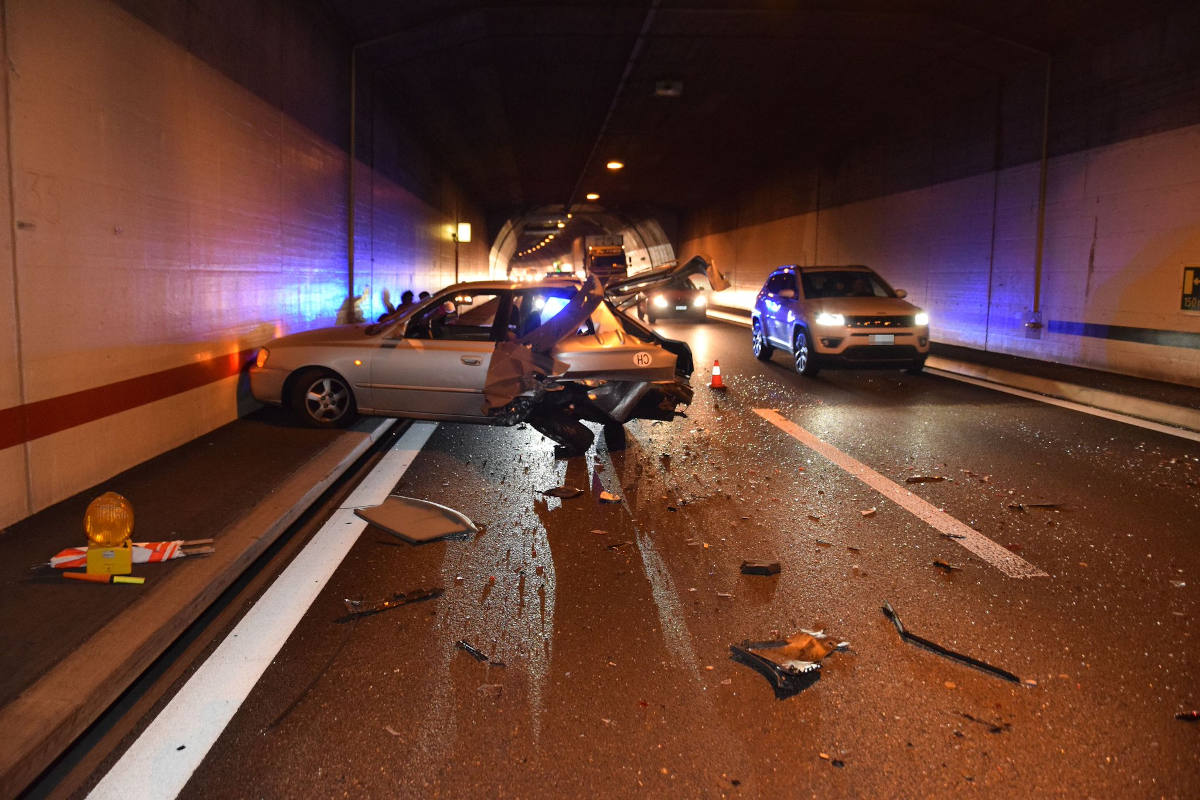 Unfall auf A5 im Birchitunnel bei Zuchwil – Auto prallt in Pannenfahrzeug