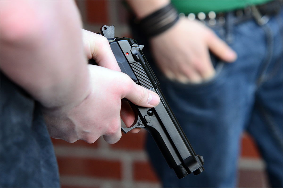 Vermeintlich schwerbewaffnete Jugendliche drehen Musikvideo im Innenhof