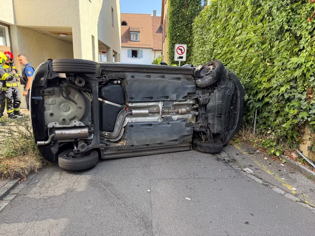 Riehen BS – Auto kippt nach Unfall auf die Seite