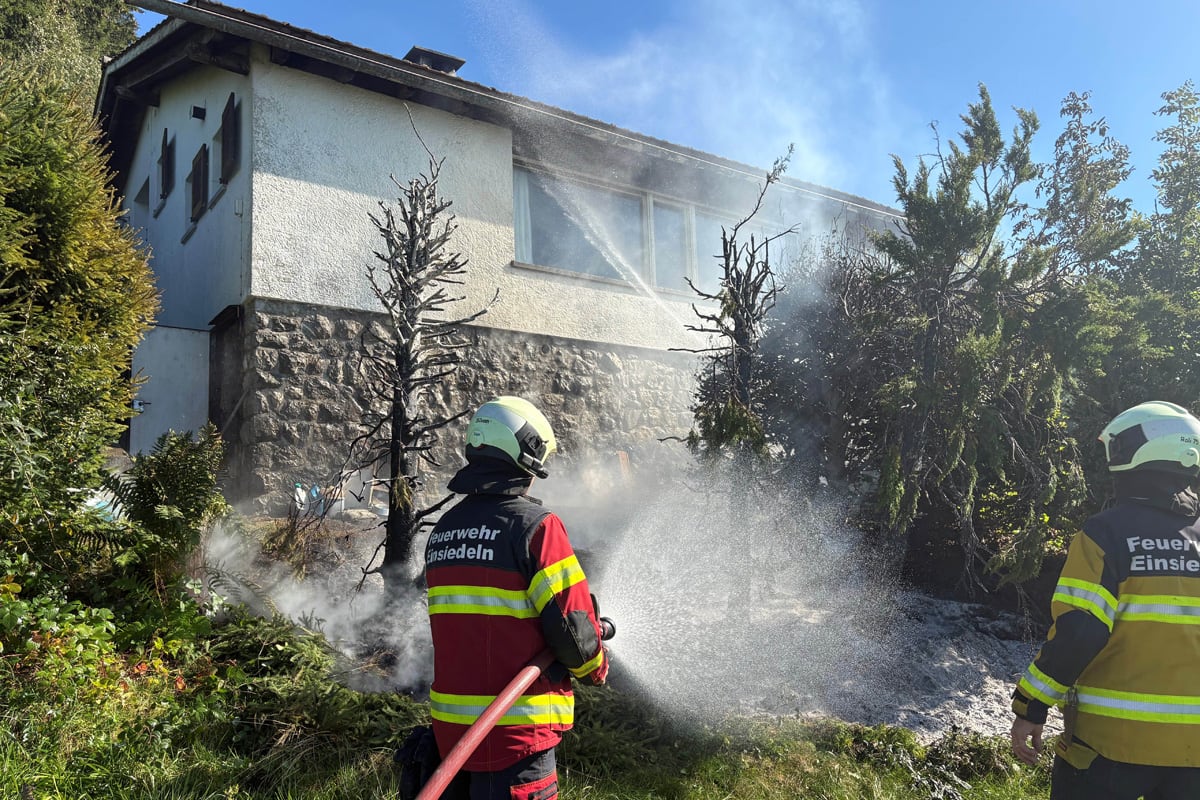 Willerzell SZ – Heckenbrand bedroht Ferienhaus