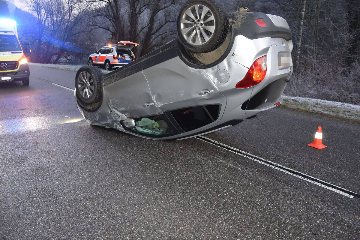 Unfall Kleinlützel SO - Auto überschlägt sich auf Böschung