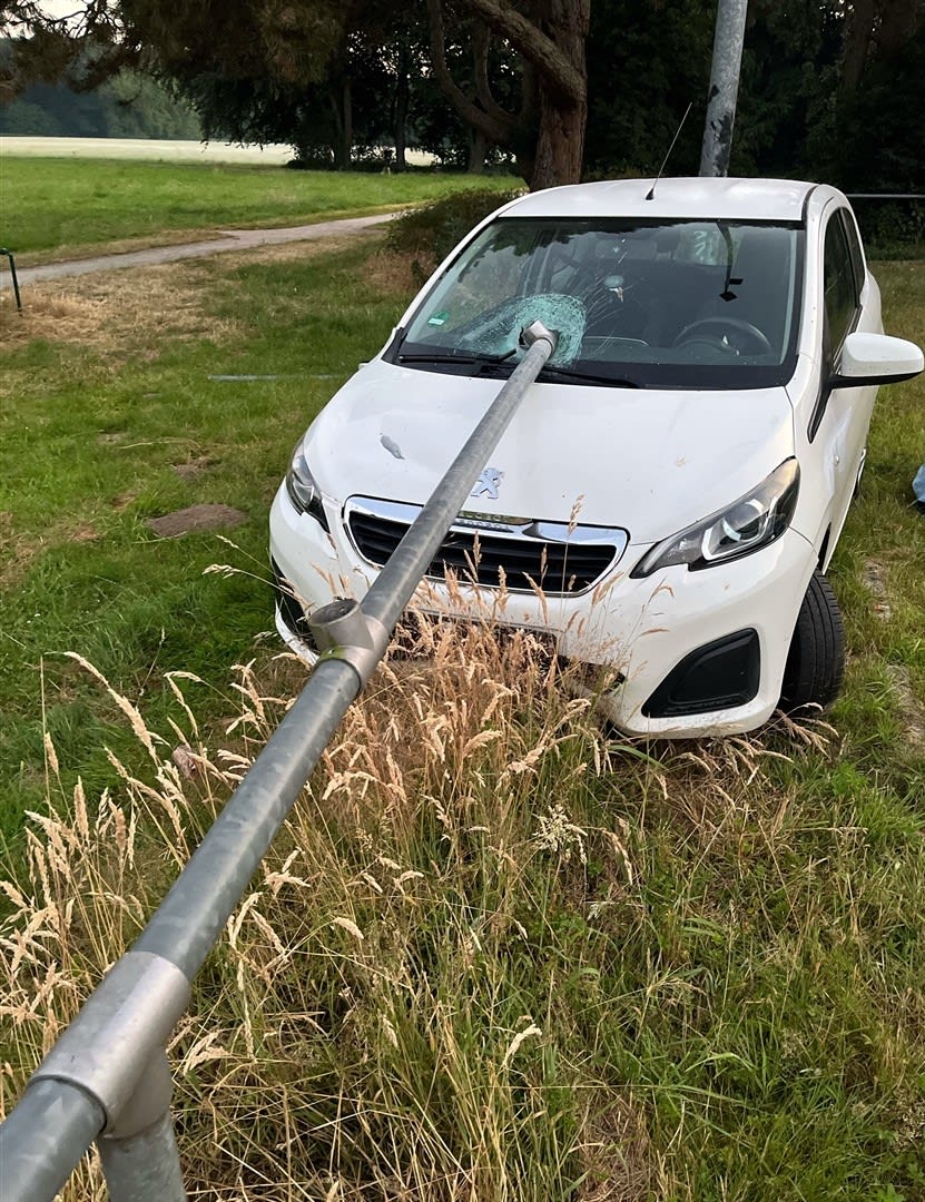 Köln – Metallstange durchbohrt Auto nach Driften auf Parkplatz