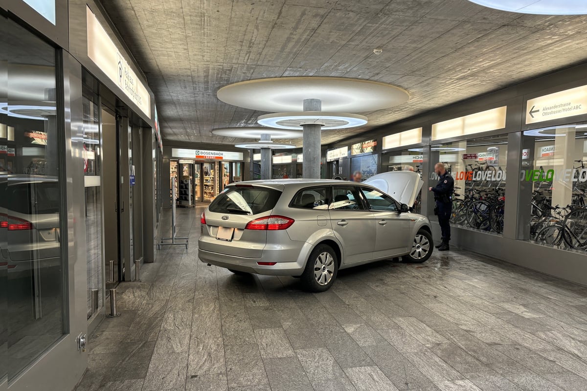 Chur GR - 84-jähriger Autofahrer landet in Bahnhofunterführung