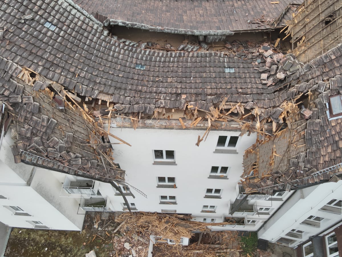 St.Gallen – Hausdach eingestürzt – Bereich grossräumig abgesperrt