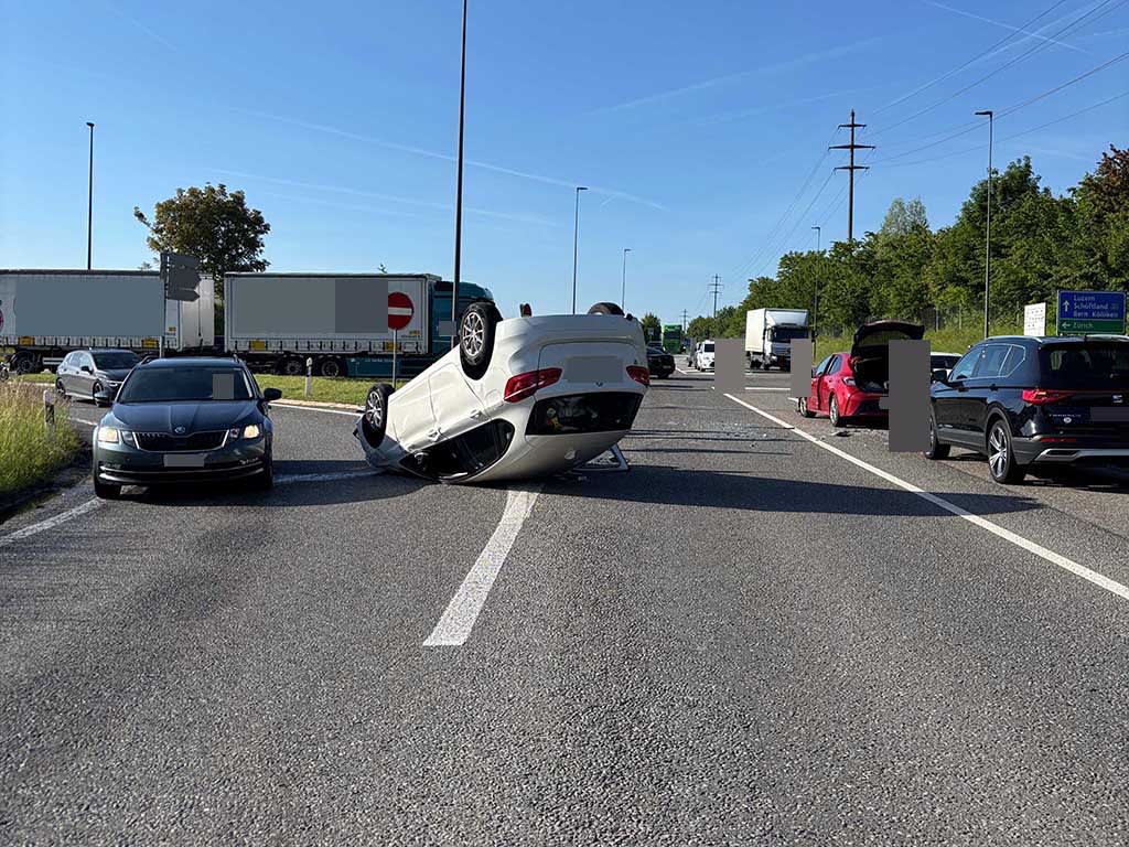 Kölliken AG – BMW überschlägt sich nach Vortrittsmissachtung