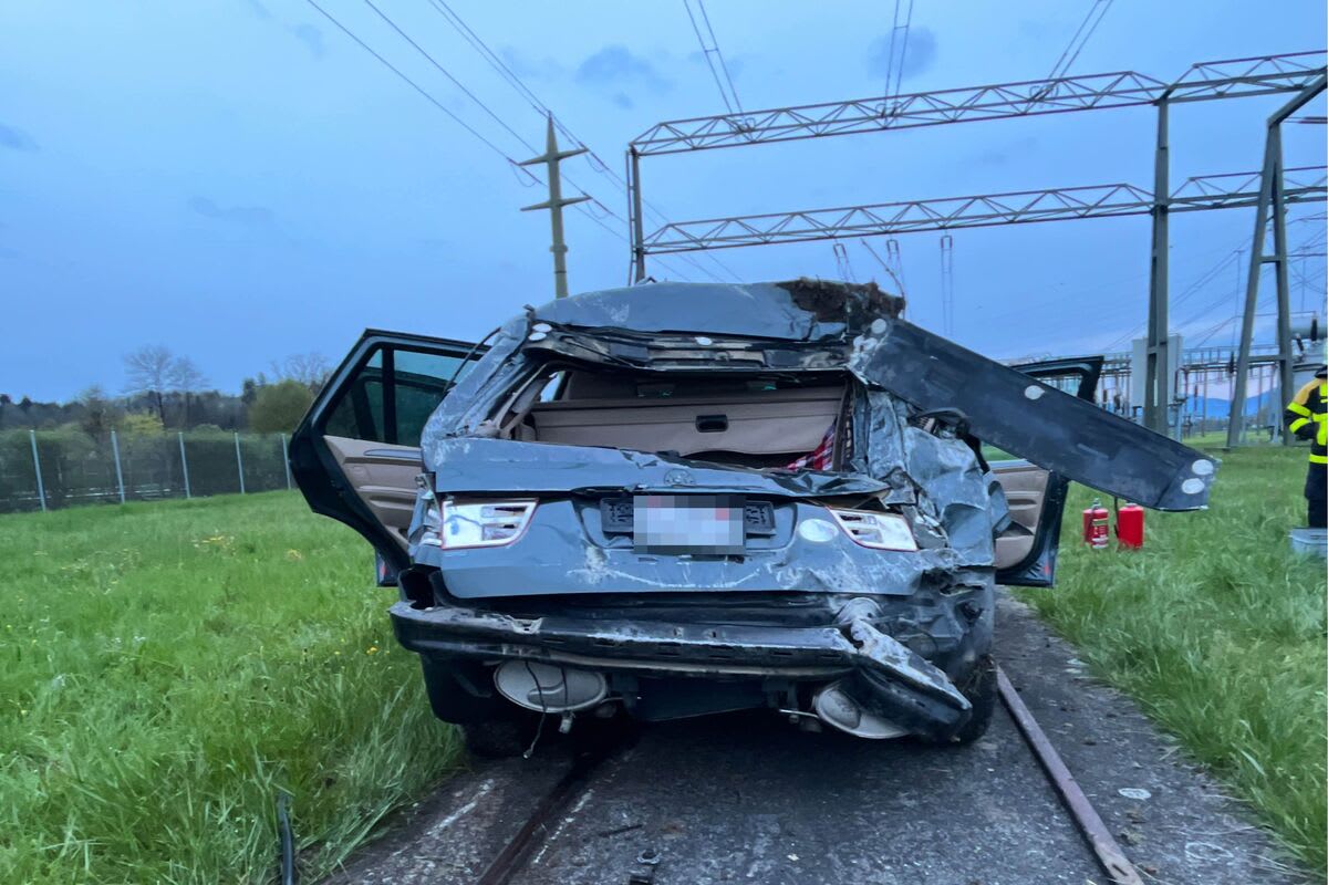 Fahrerflucht vor Polizeikontrolle endet an der Kantonsgrenze Aargau-Solothurn mit Totalschaden
