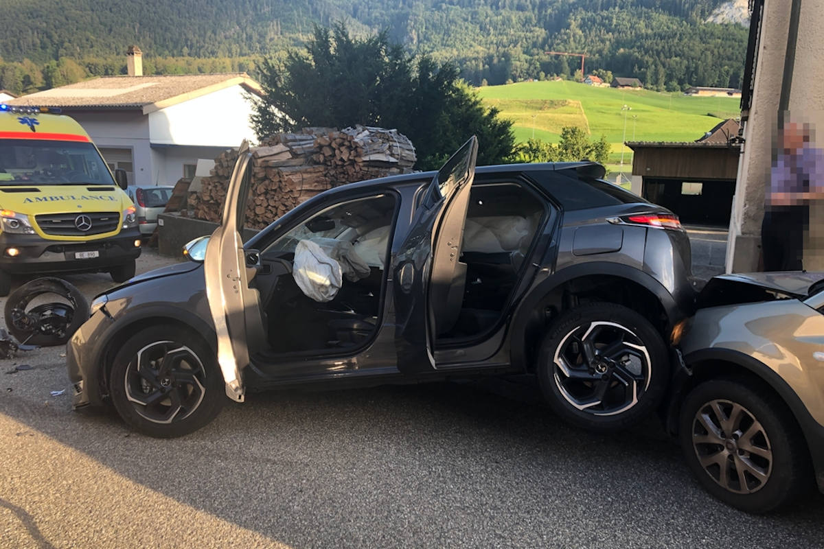 Heftiger Unfall in Welschenrohr SO – Kollision mit Mauer sowie mit Auto auf Gegenfahrbahn
