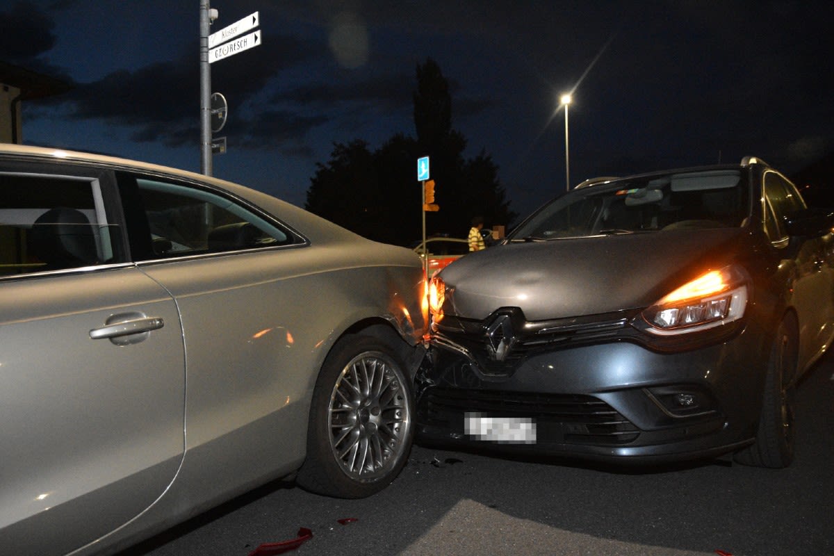 Kurioser Unfall in Schaan FL - Frau prallt zweimal in selbes Auto