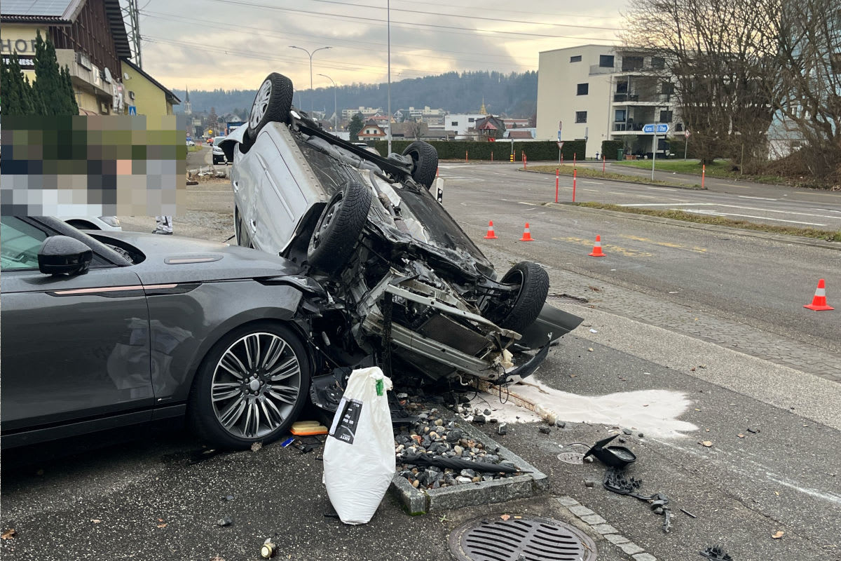 Däniken SO – Auto prallt in Fahrzeuge und landet auf dem Dach