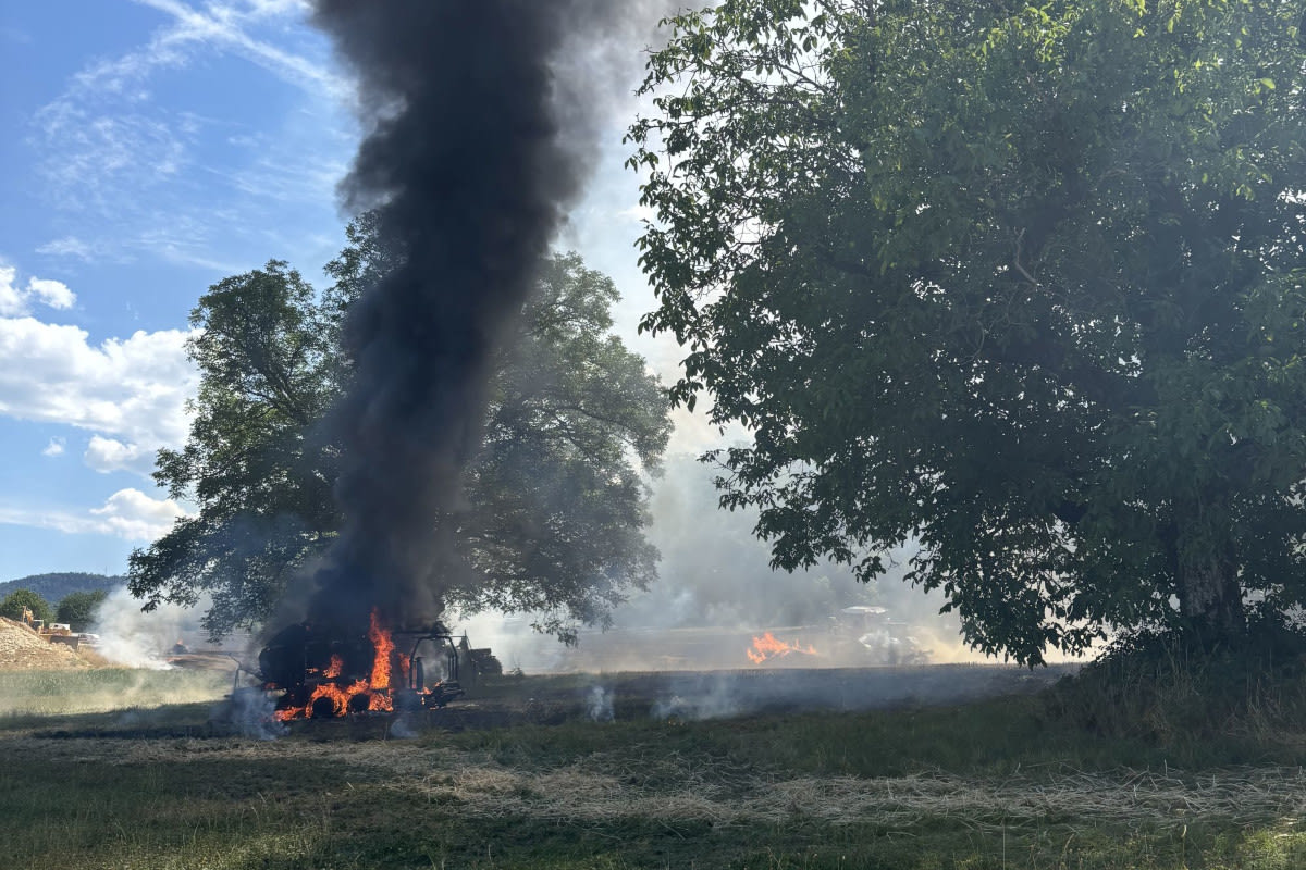 Laufen BL – Feuerwehr löscht Brand von Ballenpresse