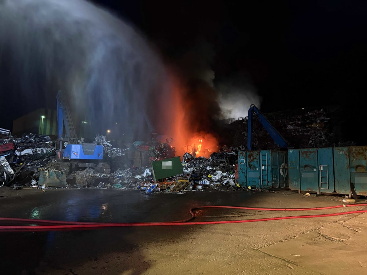 Kaiseraugst AG – Akku setzt Abfallhalde in Brand
