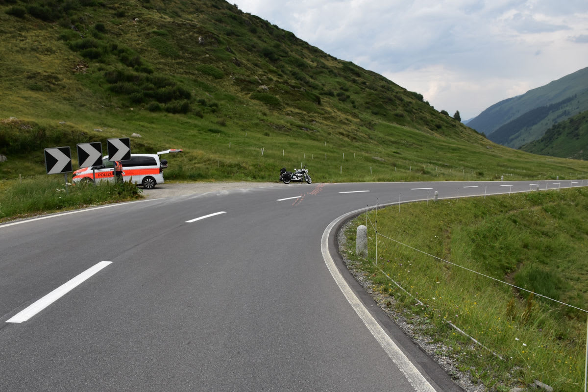Tschamut GR – Motorradfahrer und Sozia bei Unfall verletzt