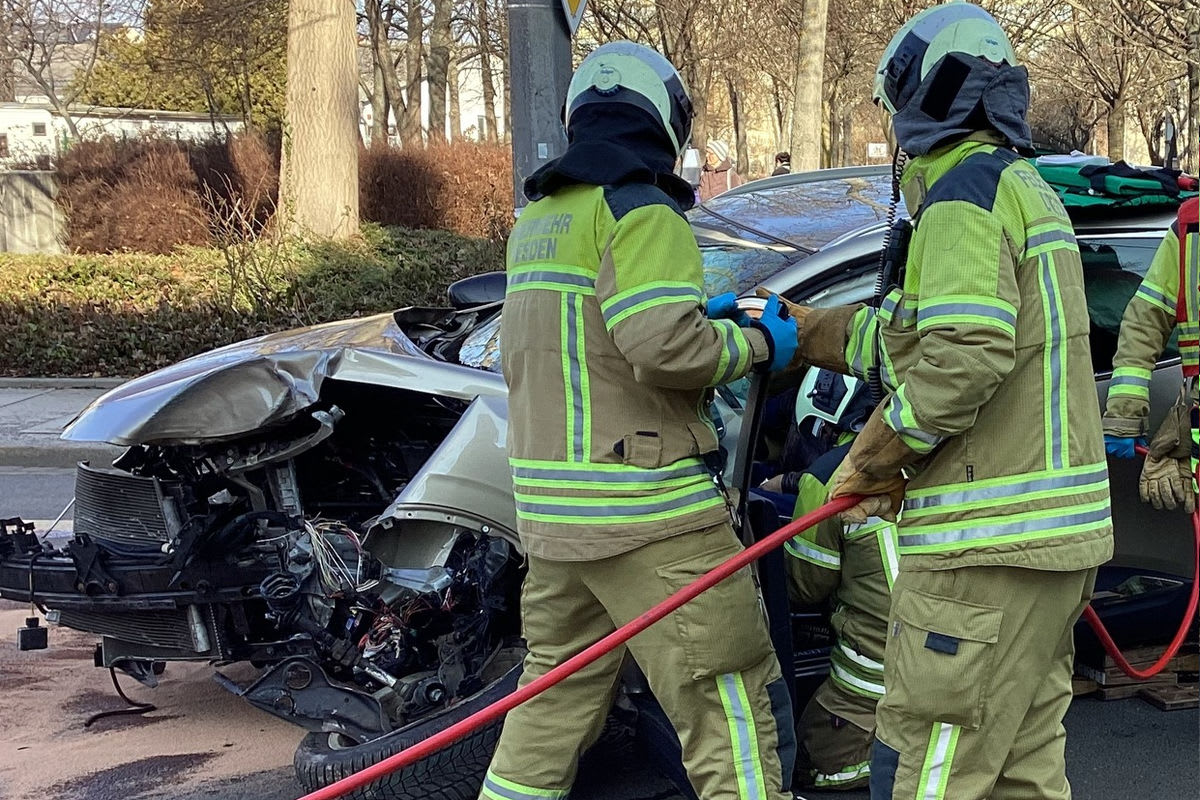 Dresden – 78-Jähriger nach Unfall eingeklemmt