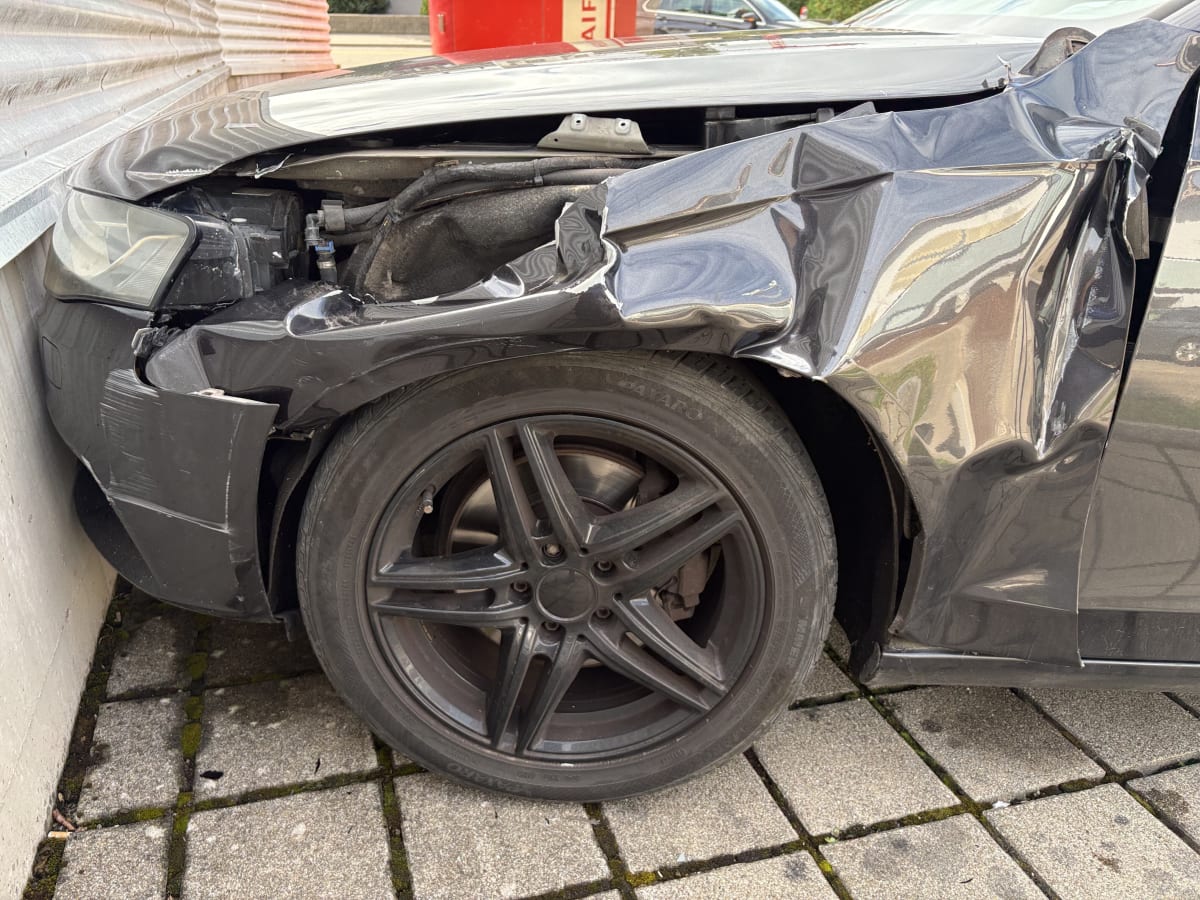 Flawil SG – Fahrunfähiger Lenker fährt nach Unfall weiter