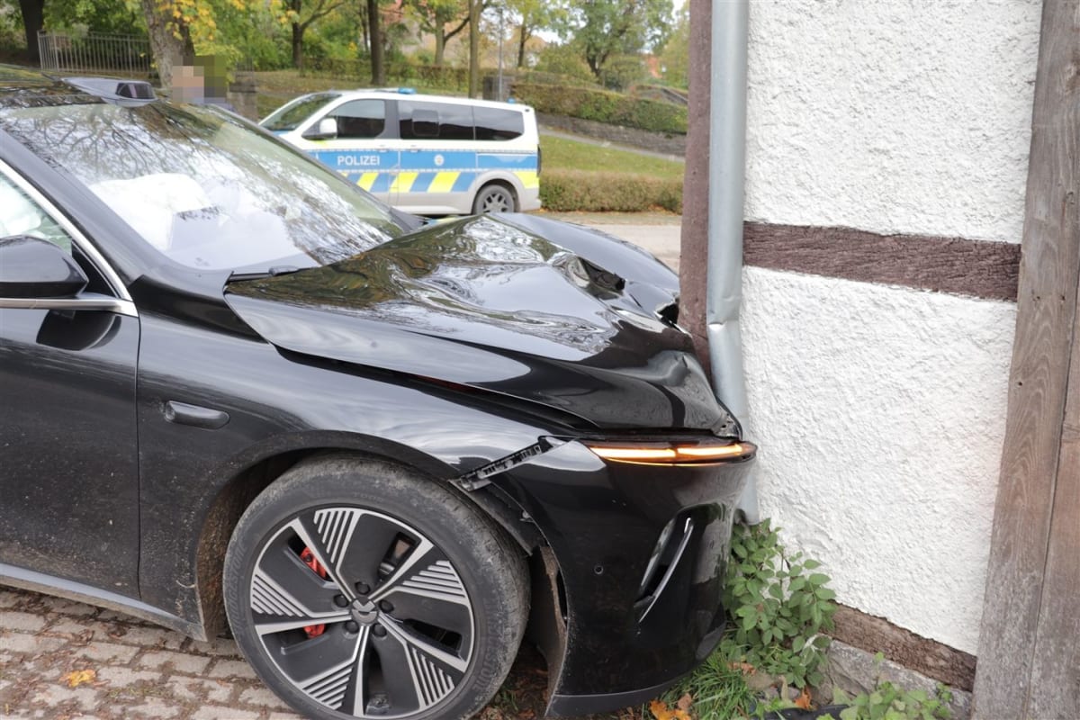 Höxter – Sportwagen prallt auf Flucht vor Polizei gegen Scheune
