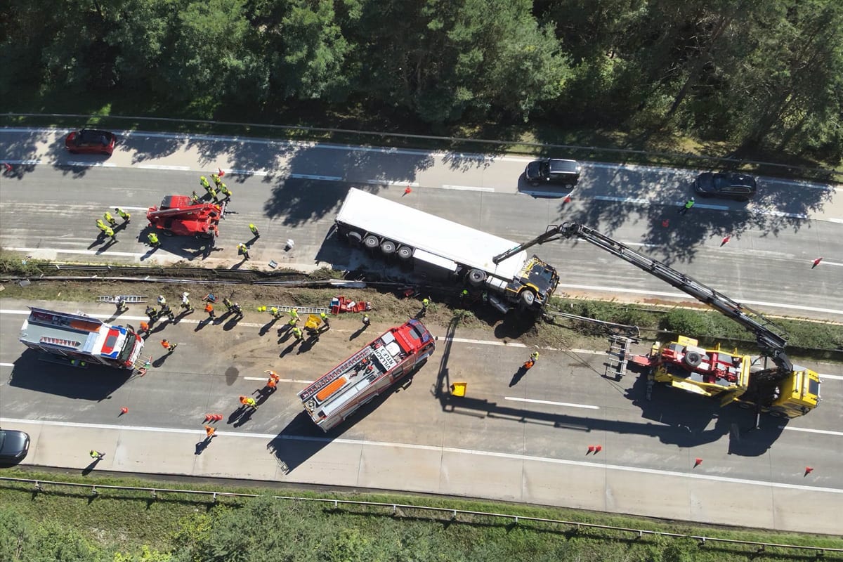 A2 Villach – Lkw durchbricht Leitschiene und kippt um