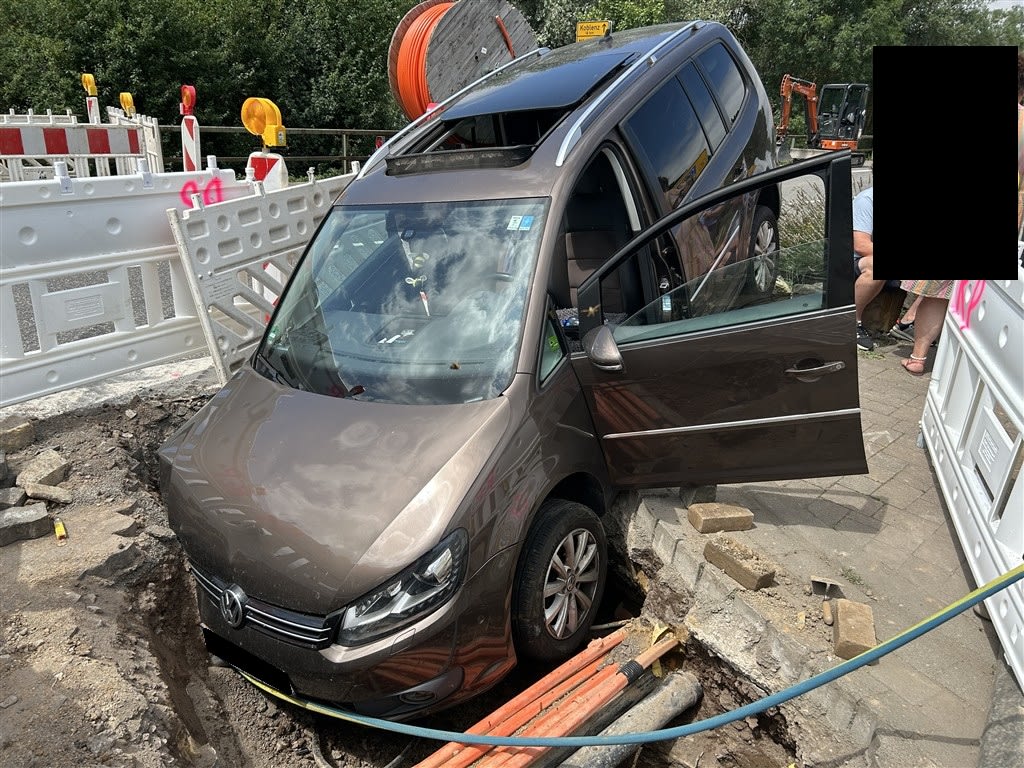 Niederfell – Auto stürzt bei Unfall in Baugrube