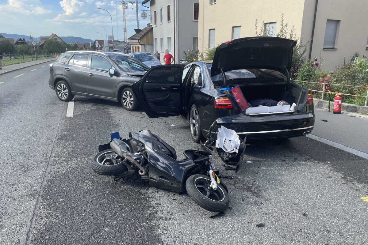 Arth SZ - Auto gerät auf Gegenfahrbahn - drei Verletzte beim Unfall