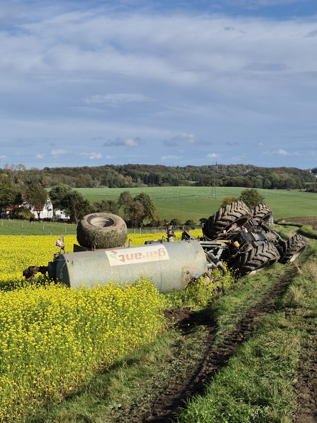 Sprockhövel – Traktor mit Gülleanhänger bei Unfall umgekippt