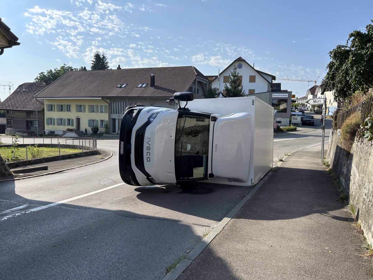 Buttwil AG – Lieferwagen kippt nach Selbstunfall auf die Seite