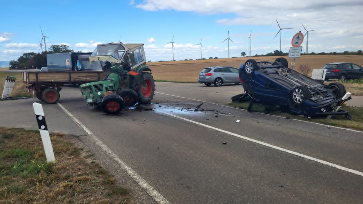Herxheim – Auto überschlägt sich nach Kollision mit Traktor