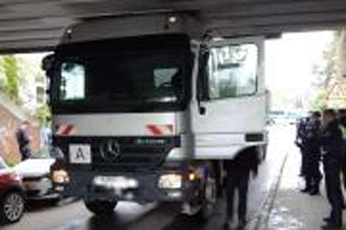 Hamburg - LKW bleibt unter Eisenbahnbrücke stecken