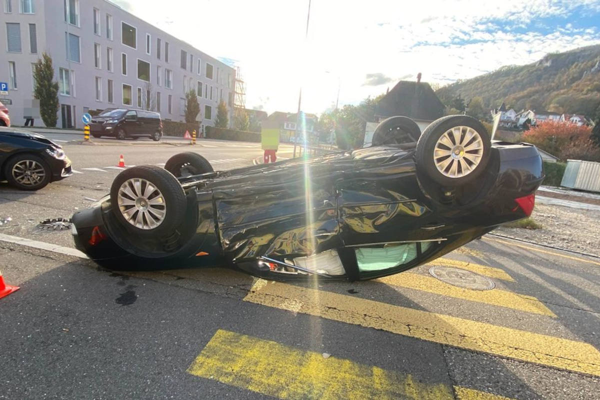 Oensingen SO – Auto nach Kollision auf dem Dach gelandet – Zwei Personen verletzt