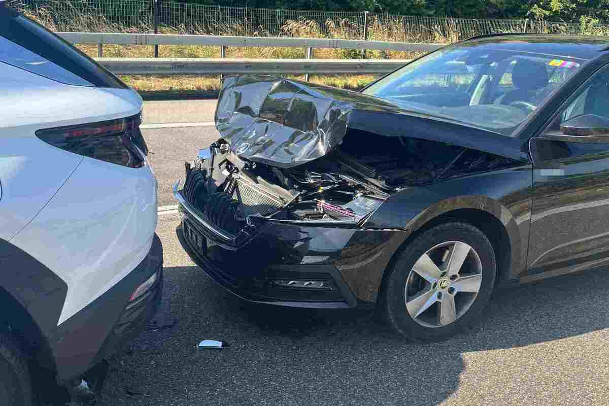 Autobahn A1 bei Oberbuchsiten SO - Unfall zwischen drei Autos