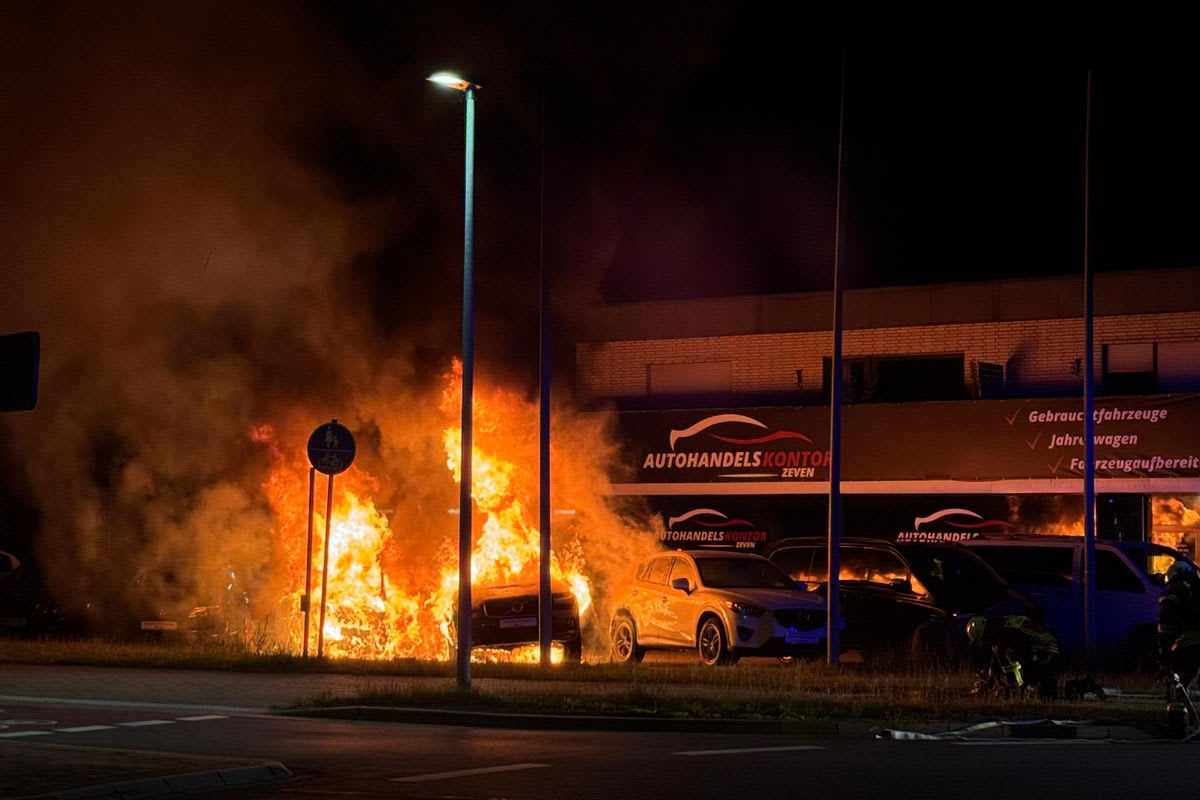 Zeven – Brand zerstört Fahrzeuge auf Autohandelsgelände
