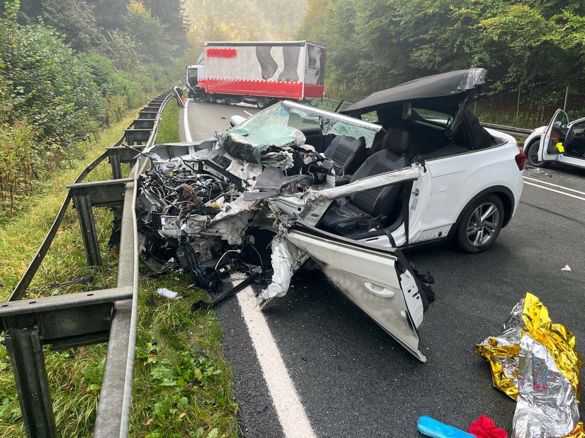 Lippe – Autofahrer nach Kollision mit Lkw schwer verletzt