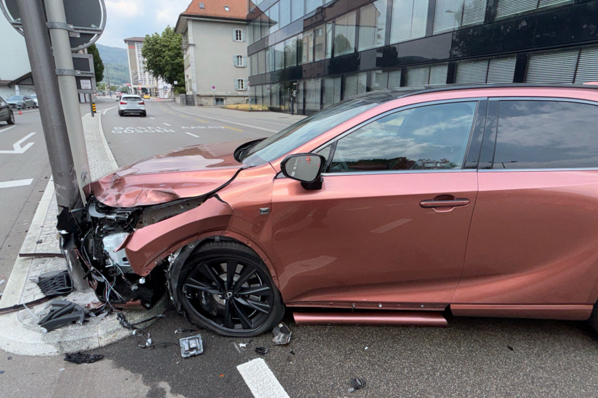 Olten SO – Lenkerin prallt bei Unfall gegen Strassenlaterne
