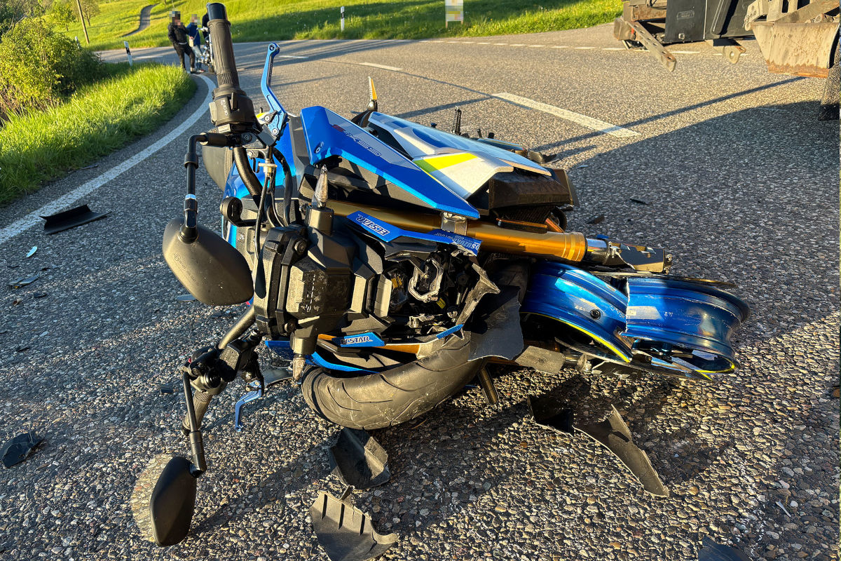 Unfall in Buus BL – Motorrad prallt gegen abbiegendem Pkw
