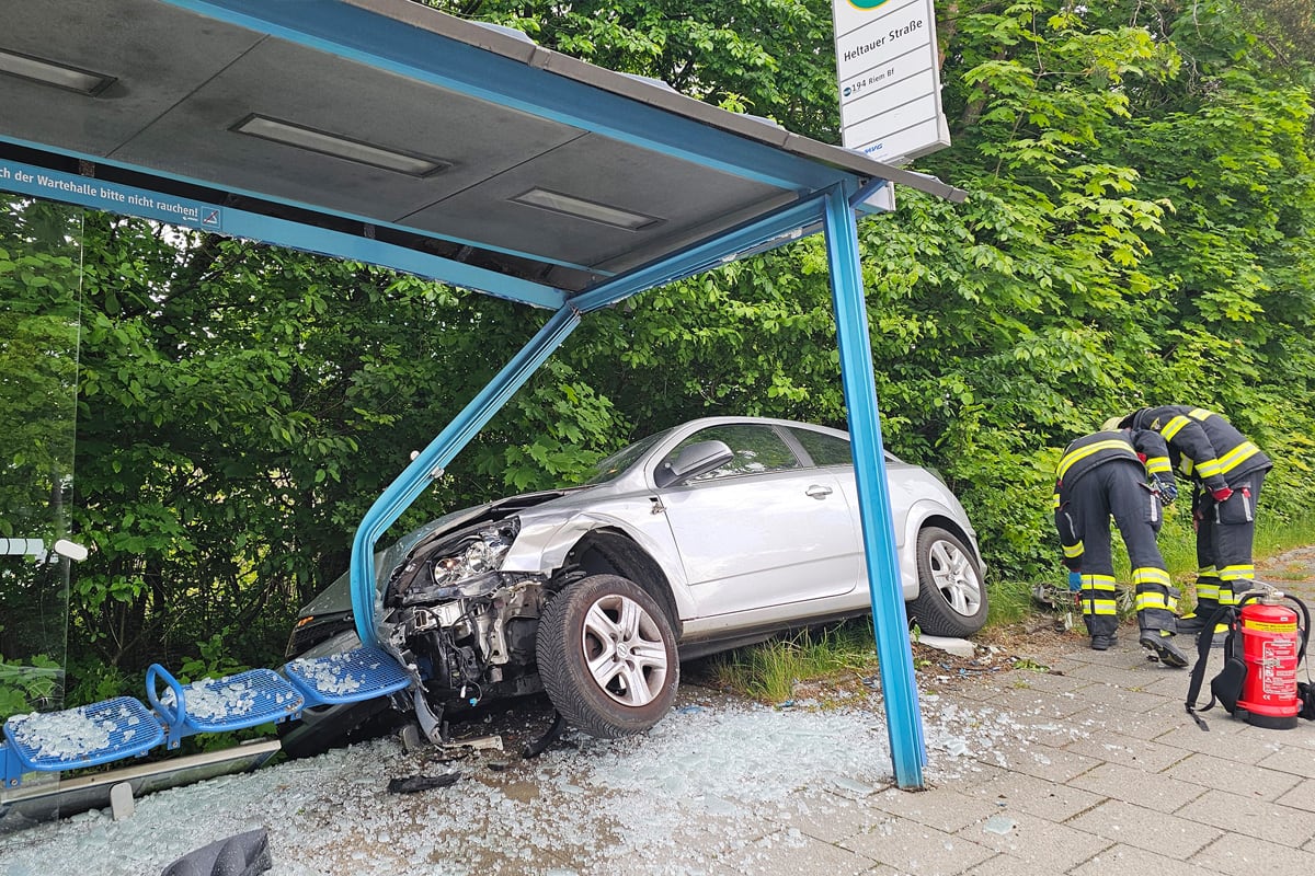 München – Auto schleudert nach Unfall in Bushaltestelle