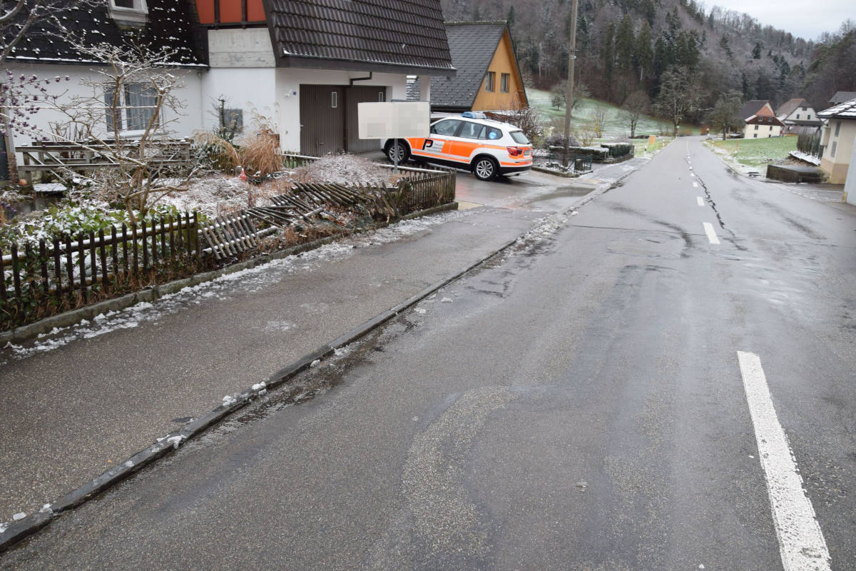 Nunningen SO - Nach Kollision mit Gartenzaun davon gefahren