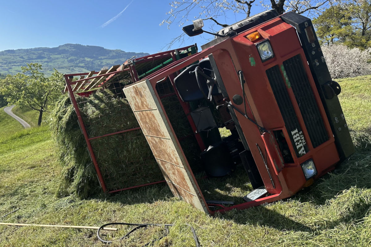 Schwerer Unfall in Seewen SZ – Heulader kippt um