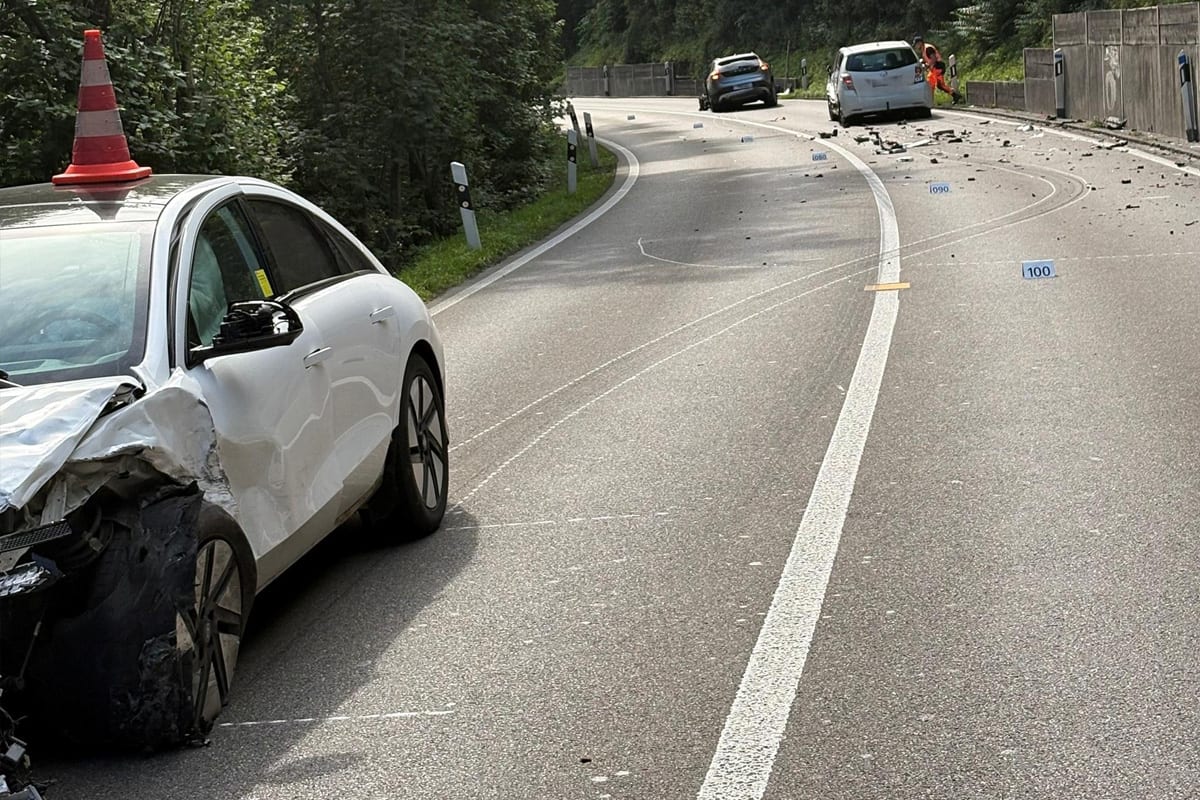 Uster ZH – Vier Verletzte bei Frontalkollision von drei Autos