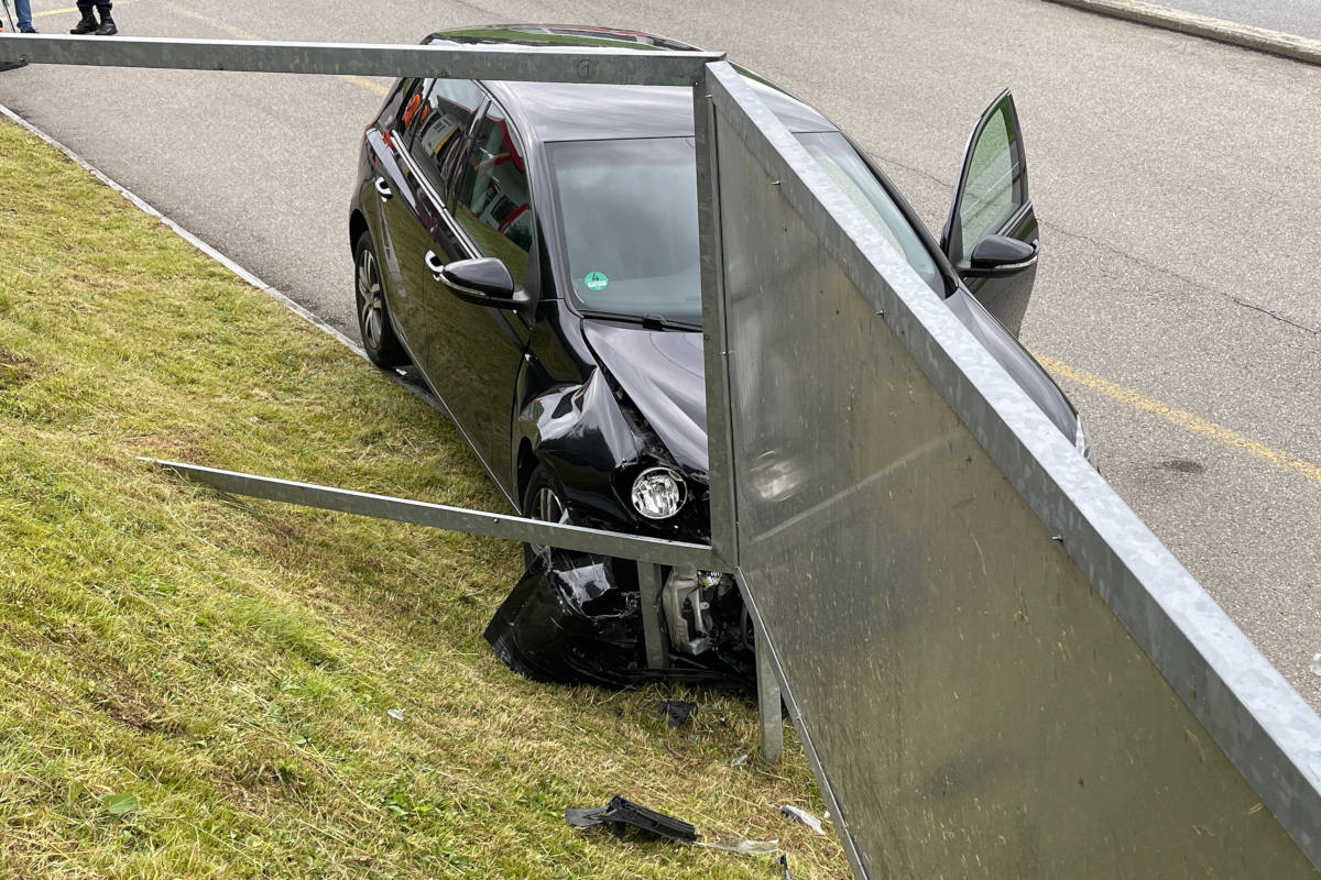 Appenzell AI –  Auto fährt in Werbetafel