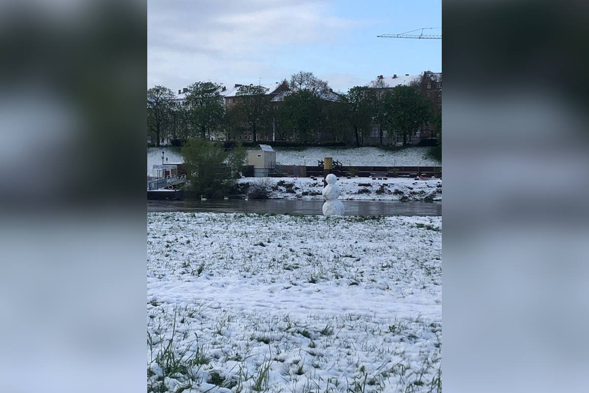 Mannheim-Neckarstadt – Hinweis auf nackten Mann auf der Neckarwiese
