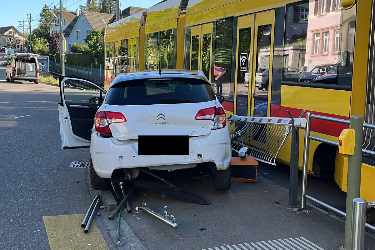 Unfall in Arlesheim BL – Auto prallt gegen Tram