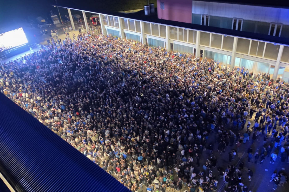 Fans feiern Sieg von HC Fribourg-Gottéron friedlich