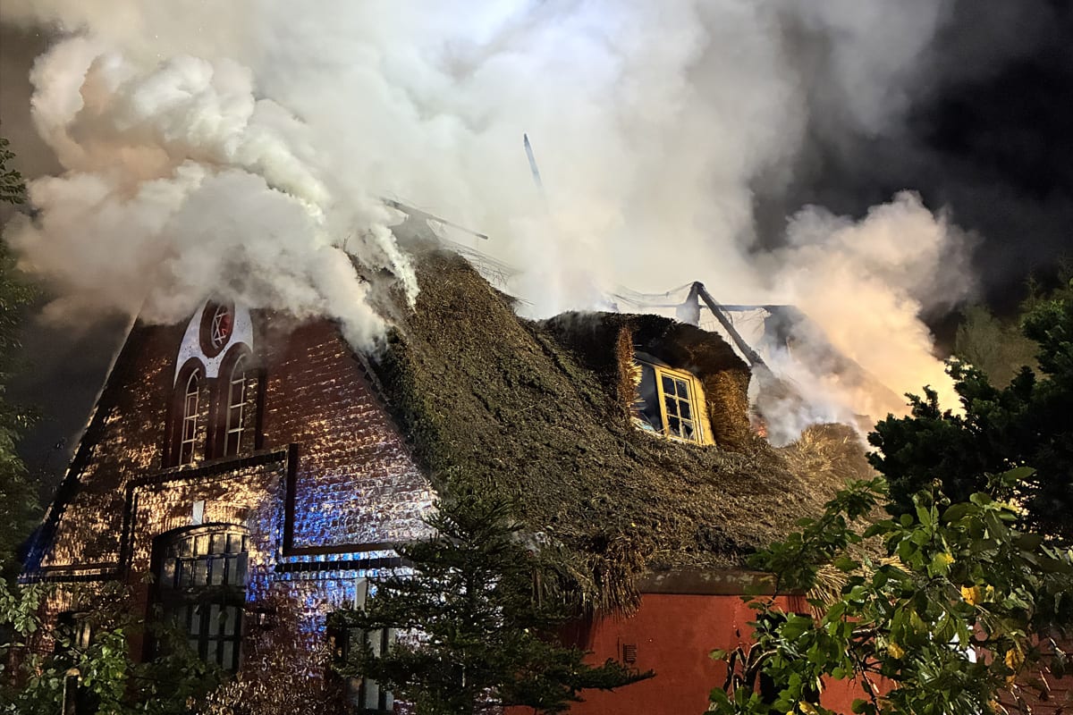 Schenefeld – Historisches Reetdachhaus bei Brand zerstört