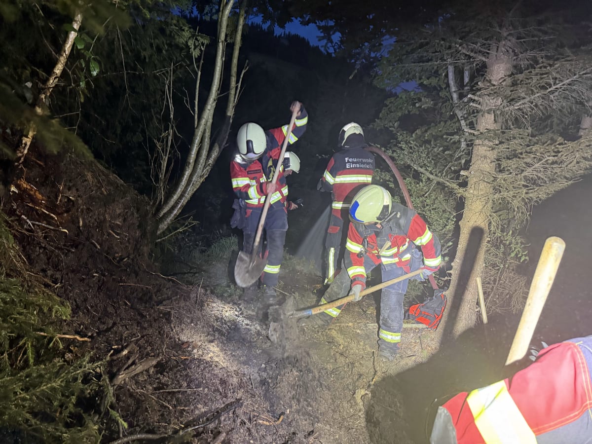 Willerzell SZ – Feuerwehr verhindert Waldbrand