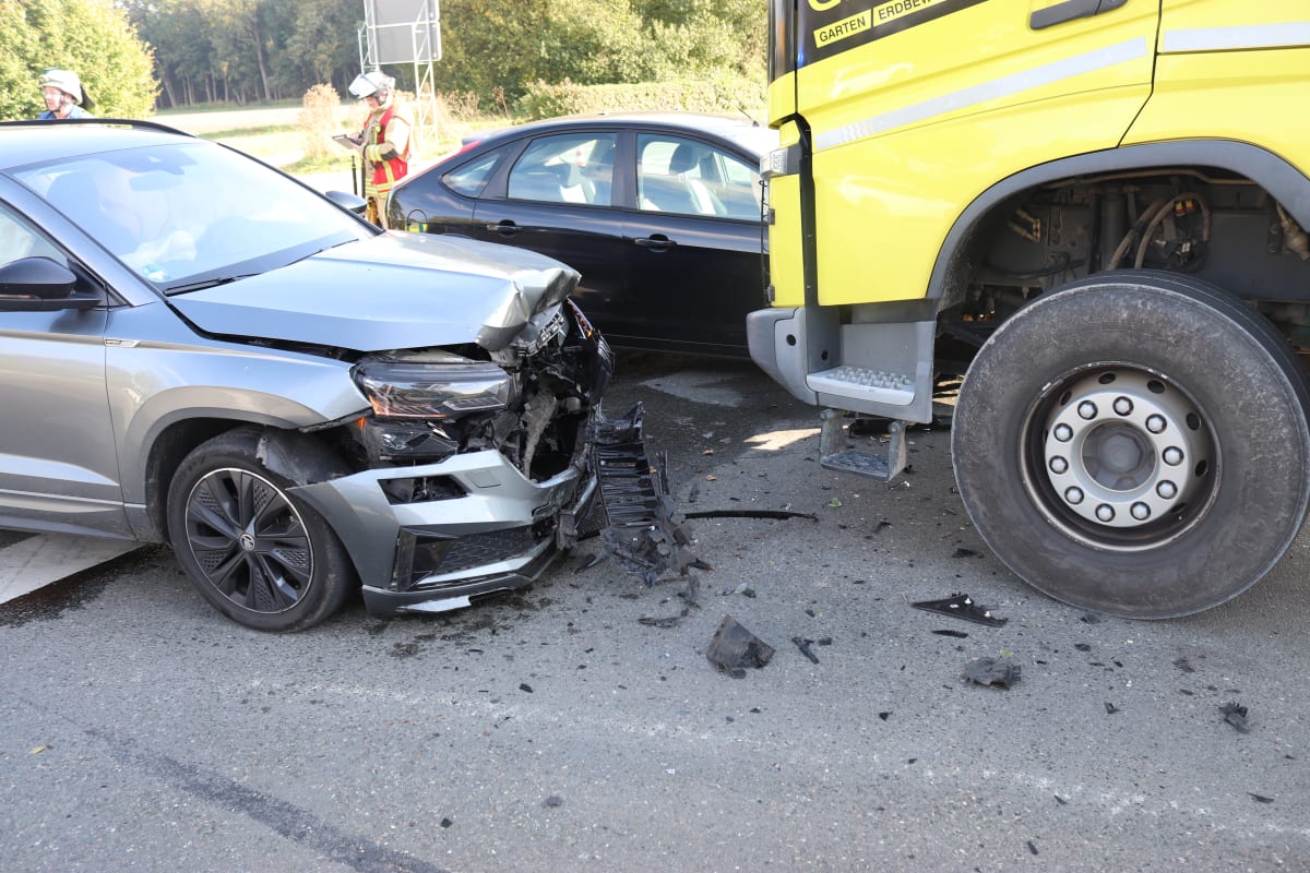 Steinheim – Zwei Pkw nach Unfall gegen Lkw geschleudert