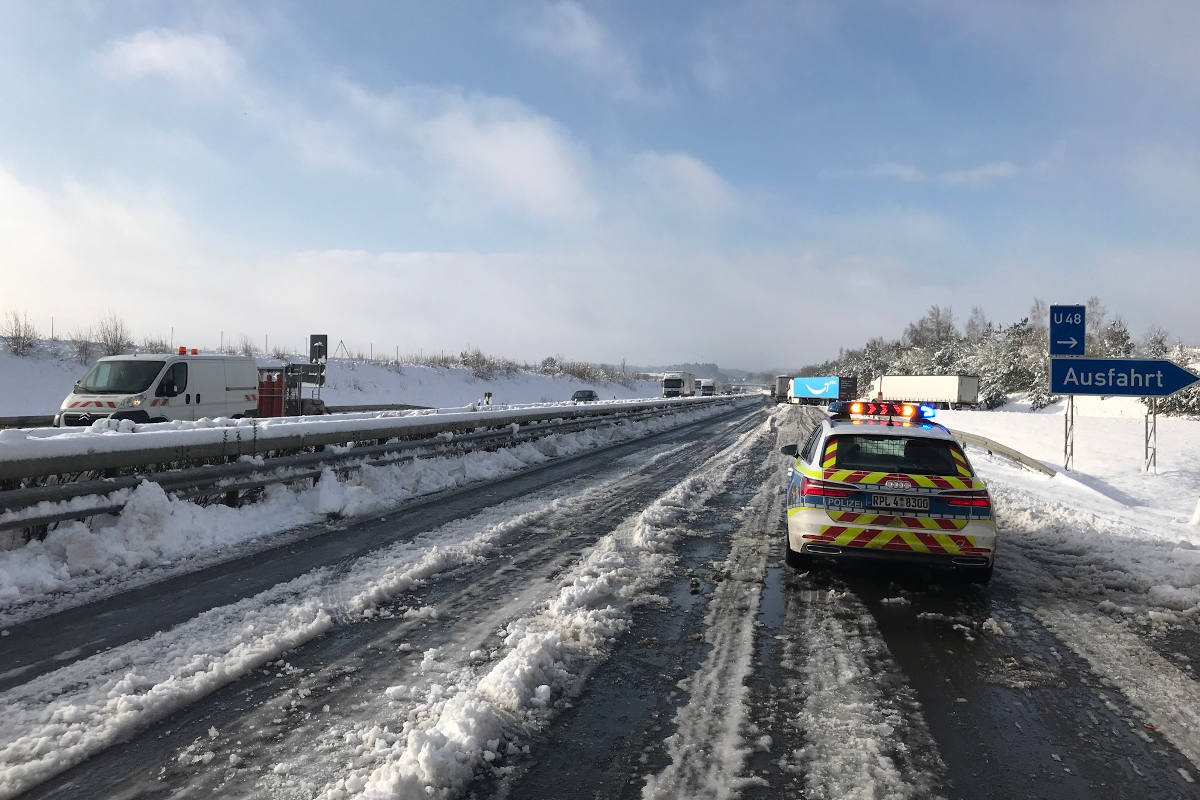 Kaiserslautern - Westpfalz – Wintereinbruch sorgt für Chaos auf den Straßen