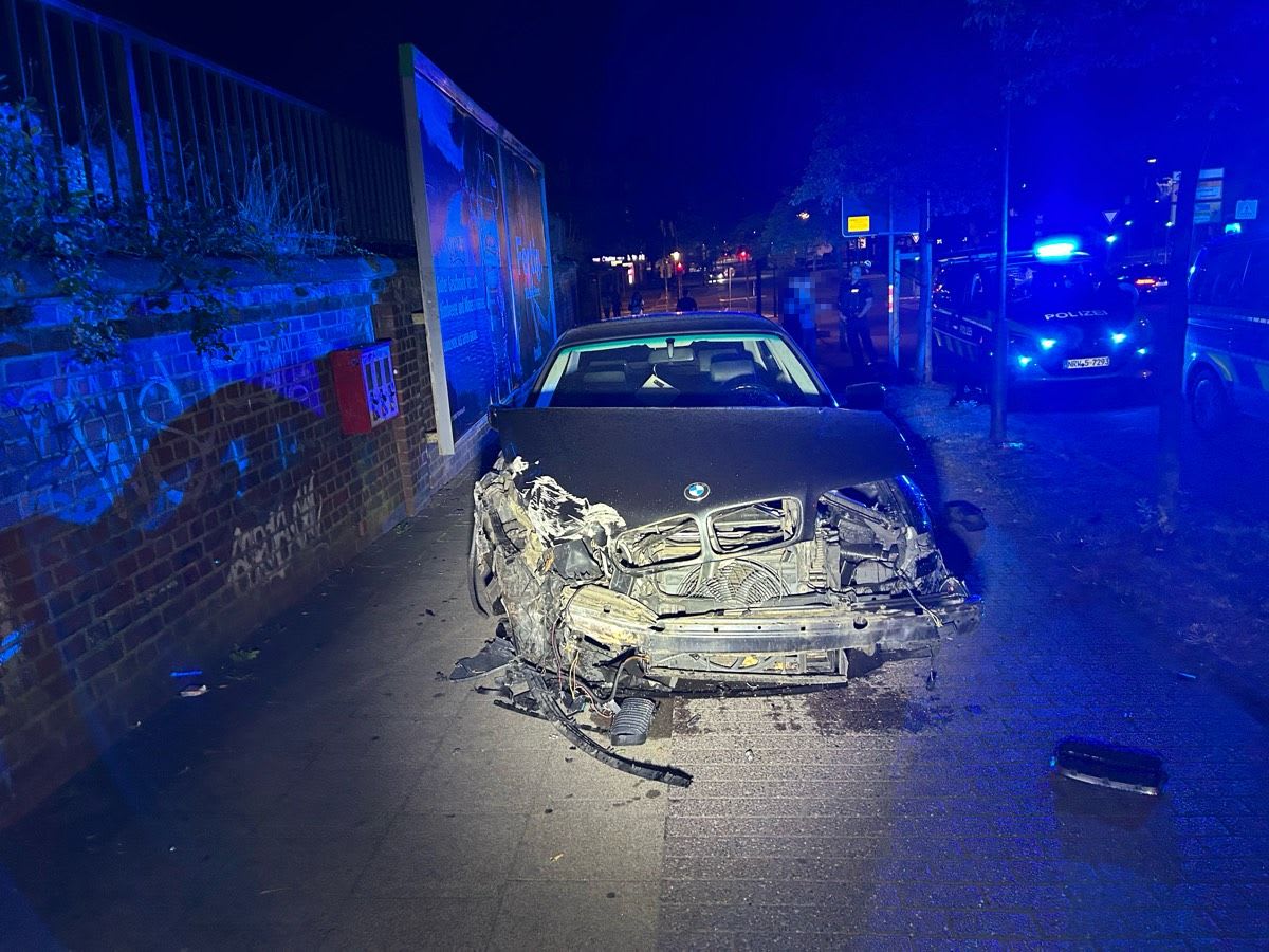 Bielefeld – Betrunkener Fahrer (19) prallt mit BMW gegen Mauer